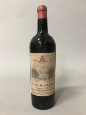 une bouteille de vin posée sur une table