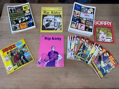 de nombreux livres posés sur une table sur laquelle se trouvent des magazines