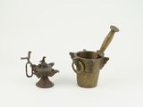 une paire de mortiers anciens en laiton et une vieille lampe à huile en laiton