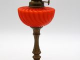 une lampe rouge posée sur une table