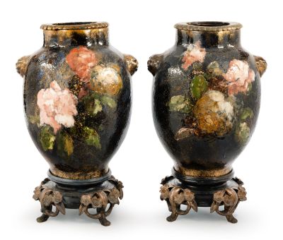 paire de vases anciens ornés de motifs floraux, posés sur des socles