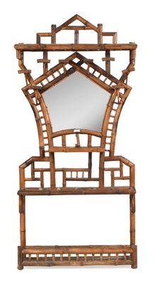 un miroir posé sur une étagère sur laquelle se trouve un miroir