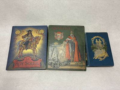 trois livres pour enfants sont alignés sur une surface blanche