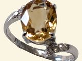bague en argent sertie d'une citrine et rehaussée de diamants