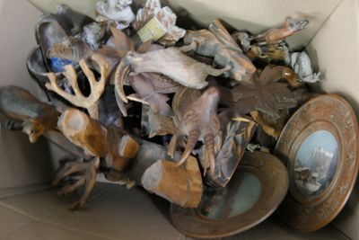 une boîte en carton remplie d'objets divers et un miroir