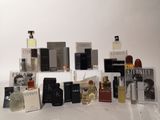 de nombreux parfums de toutes sortes exposés sur une table