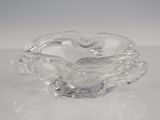 un saladier en verre transparent posé sur une table avec un fond blanc