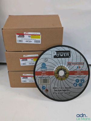 deux disques abrasifs métalliques posés sur des cartons