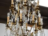 un lustre orné de nombreux cristaux suspendus
