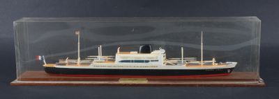 une maquette de bateau dans une vitrine