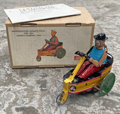 une petite voiture miniature avec un petit bonhomme dessus et une boîte