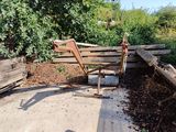 un banc en bois posé au bord de la route