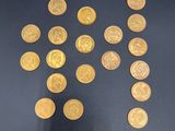 beaucoup de pièces d'or sur la table