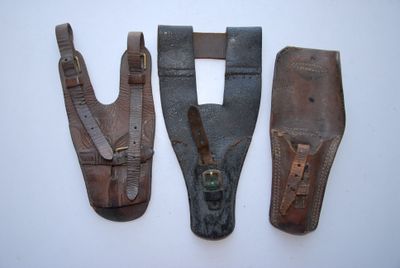 trois types différents d'étuis en cuir sur un fond blanc