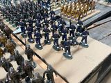 un grand nombre de figurines posées sur une table