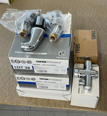 quatre boîtes contenant différents types d'appareils électroniques posées sur une table