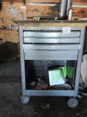 une image d'un établi dans un garage avec des outils dessus