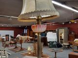 une lampe posée sur une table dans une pièce