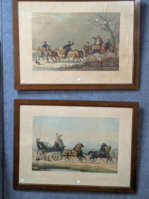 deux gravures encadrées représentant des chevaux et des cavaliers sur un mur bleu