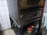 trois fours qui se trouvent au milieu d'une cuisine