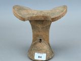 une photo d'un petit tabouret en bois sur lequel est accrochée une étiquette