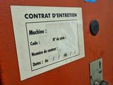 a sign on the door of a machine that says contrat d ' entretien