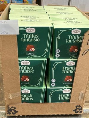 Des boîtes de truffes Fantaste sont empilées les unes sur les autres