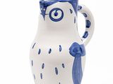 un vase bleu et blanc en forme de chouette sur fond blanc