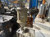 une machine placée au milieu d'une pièce