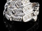 une image d'une bague en diamant sur une surface noire