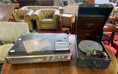 une table sur laquelle se trouve un tourne-disque