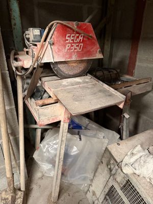 une pancarte rouge fixée sur le côté d'une machine dans un garage