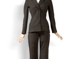 mannequin vêtu d'un costume noir et d'un pantalon, sur un mannequin blanc