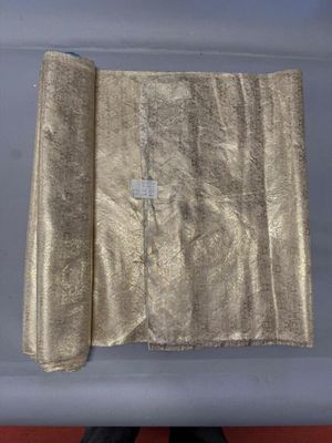 un morceau de tissu doré sur le siège d'une voiture