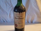 une bouteille de vin posée sur une table, avec une étiquette indiquant son prix