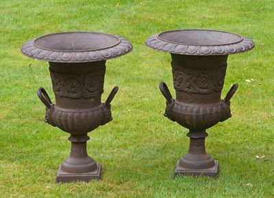 deux vases posés dans l'herbe
