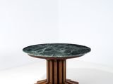 une image représentant une table avec un plateau en marbre vert et des pieds en bois
