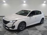 la voiture blanche est garée sur un sol en damier dans le garage