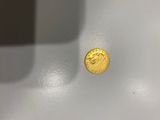 un gros plan d'une pièce d'or posée sur une table