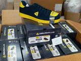 une boîte de chaussures empilées les unes sur les autres