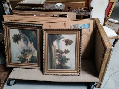 deux tableaux posés sur un chariot dans une pièce