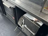 une image d'une cuisine commerciale avec une cuisinière et un four