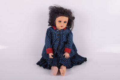 Poupée avec robe bleue à pois Yeux dormeurs et bouche ouvert…