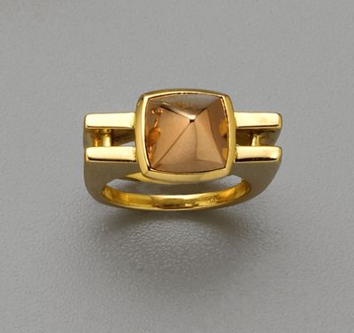 Bague en or jaune 18K (750/oo) lisse, centrée d'un cabochon …