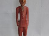 figurine en bois représentant un homme en costume-cravate