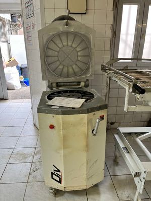 une machine placée au milieu d'une pièce