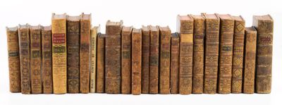plusieurs vieux livres empilés sur une surface blanche