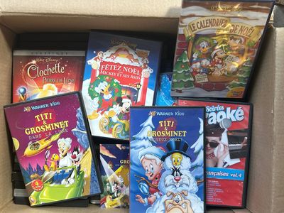 de nombreux DVD dans un coffret posé sur une table