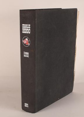 un vieux livre à la couverture noire posé sur une table