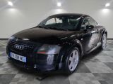 une photo d'une Audi noire garée dans un garage